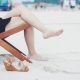 falsos mitos depilacion laser, piernas de mujer en playa
