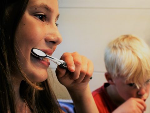 dentista parla, problemas comunes en niños y adolescentes, dos niños lavándose los dientes