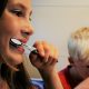 dentista parla, problemas comunes en niños y adolescentes, dos niños lavándose los dientes