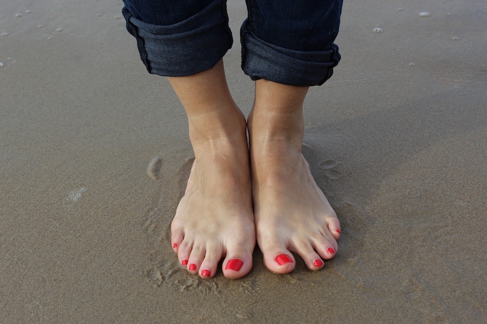 quiropodia podologo parla, pies de mujer en la playa