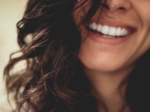 Consejos para una buena salud bucodental, dentista parla, sonrisa mujer