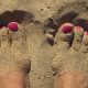 cuida tus pies en verano, consejos de tu podologo de parla, pies en arena de playa