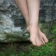tratamiento de las durezas de los pies, podologo parla, pies de mujer con pequeñas durezas